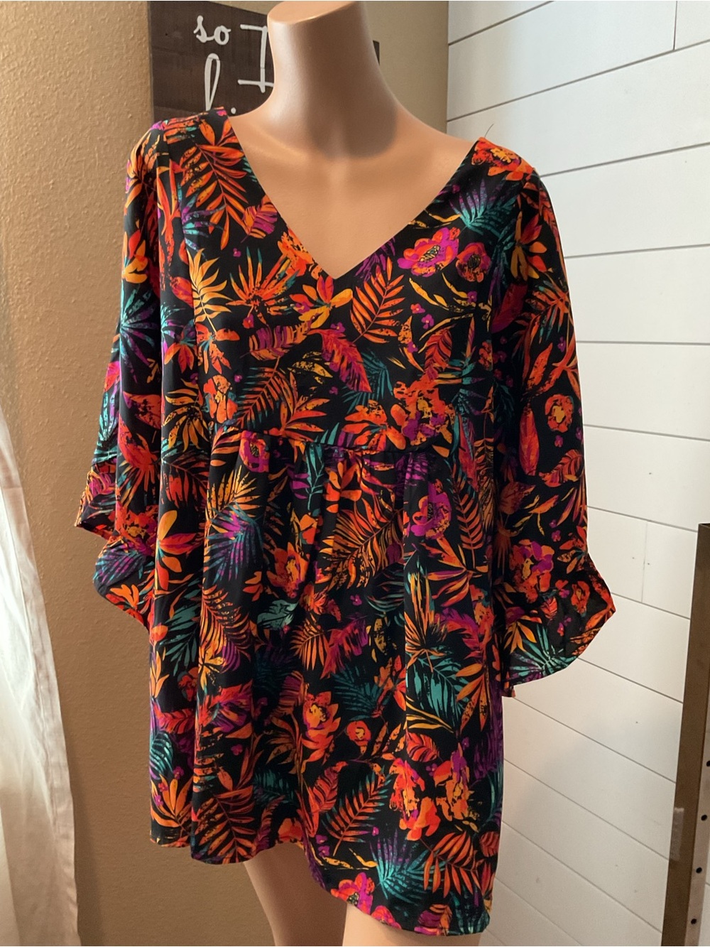 Women’s Emily Wonder Black Orange Tropical Floral Flowy Top Size 3X NWT